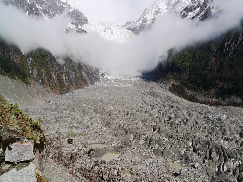 Unhorizontal fog cross Hailuogou Glacier