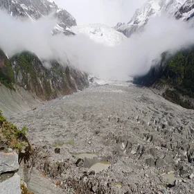 Unhorizontal fog cross Hailuogou Glacier