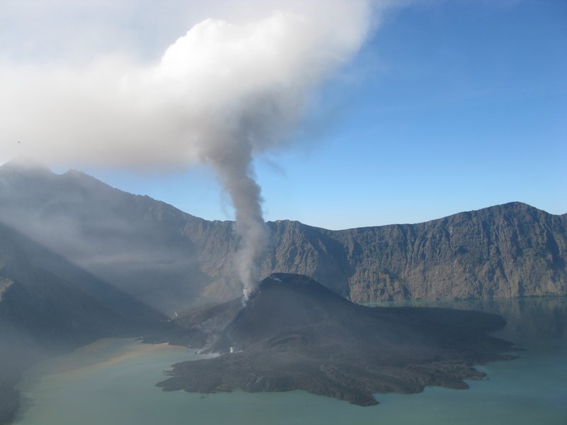 Rinjani eruption