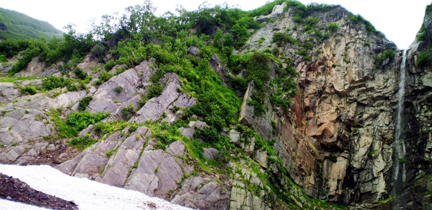 Vilyuchinsky waterfall. "A construction set"