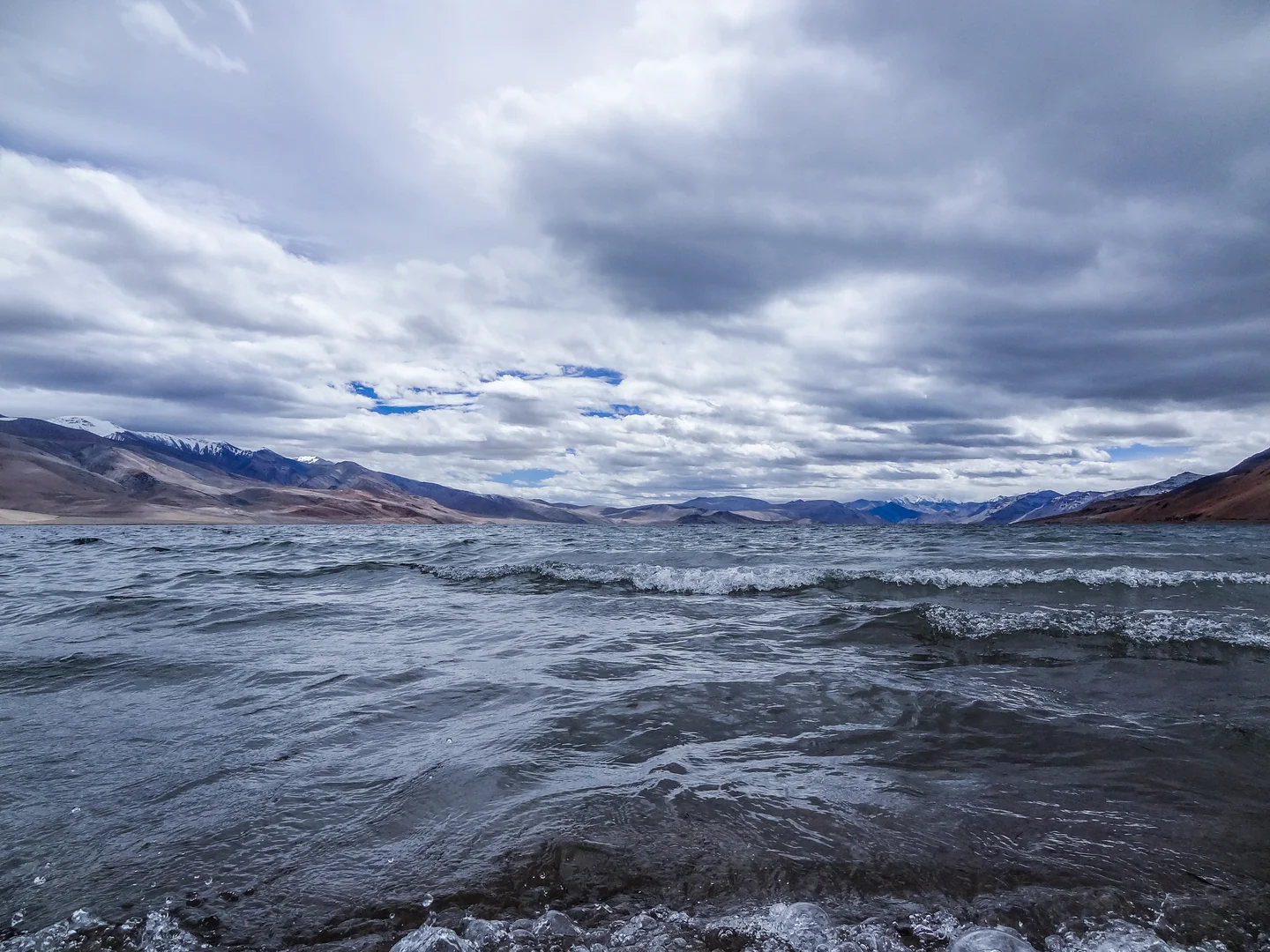 Tso Moriri lake with waves