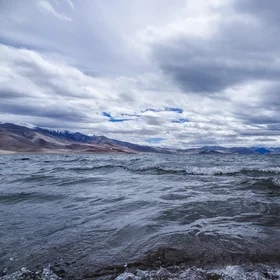Tso Moriri lake with waves