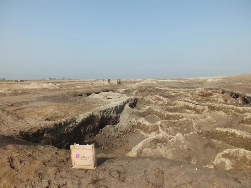 Buried archaeological sites by the Mesopotamian floodplain sediments