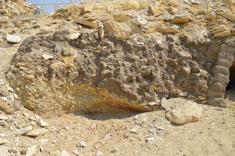 Fulvial sediment sandwiched between lime stone rocks