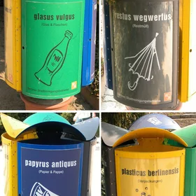Litter bins im botanischen Garten Dahlem (Berlin)