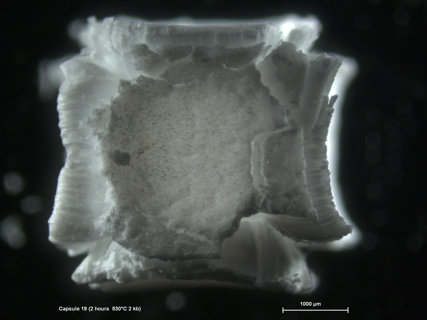 Hydrated single-cyrstal periclase