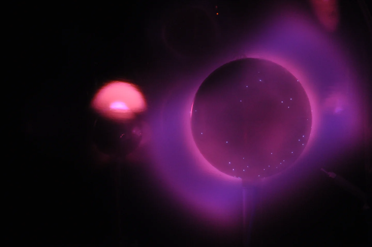 Solar corona and Polar cusp on the Planeterrella