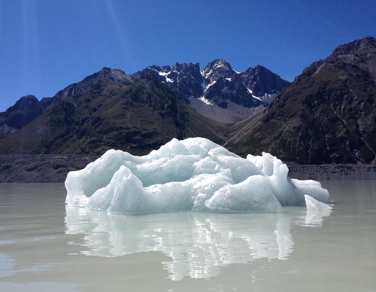 iceberg on Tasman glacier lake