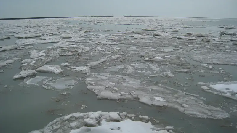 Ice in Chicago beach