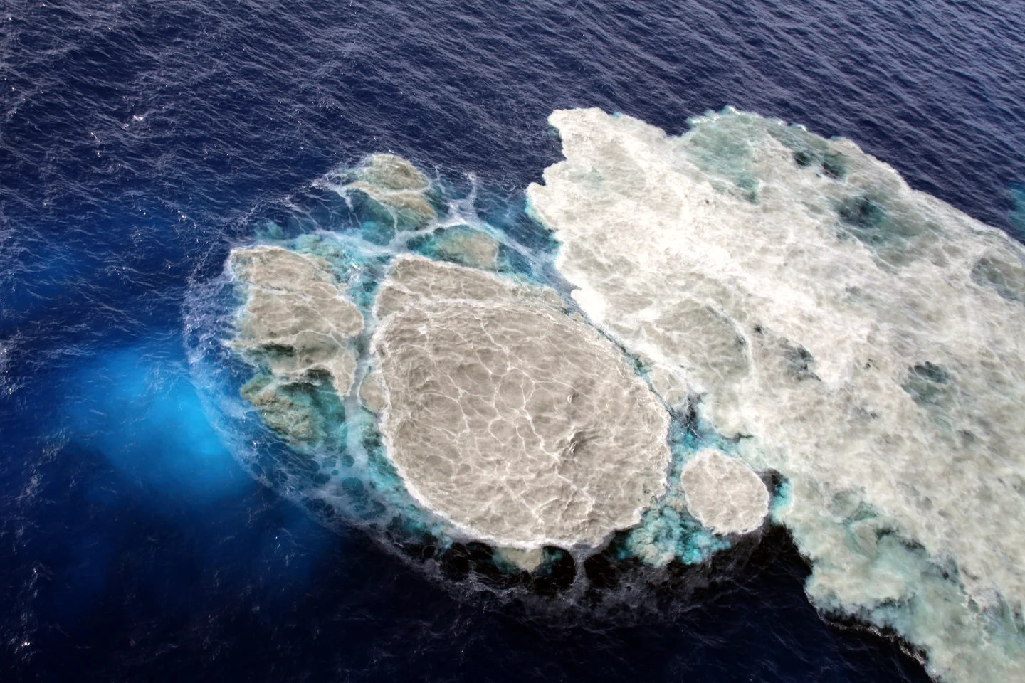 Sea water discolored by El Hierro submarine eruption