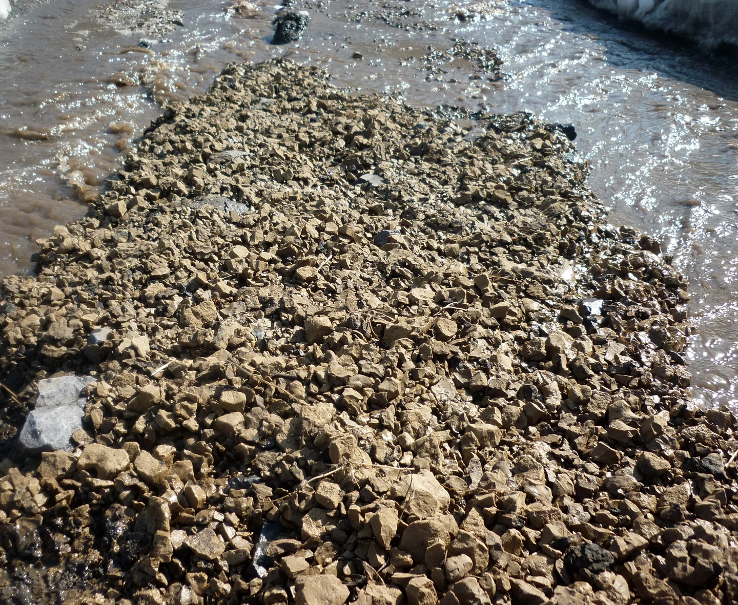 Sorting of soil particles during snowmelt erosion