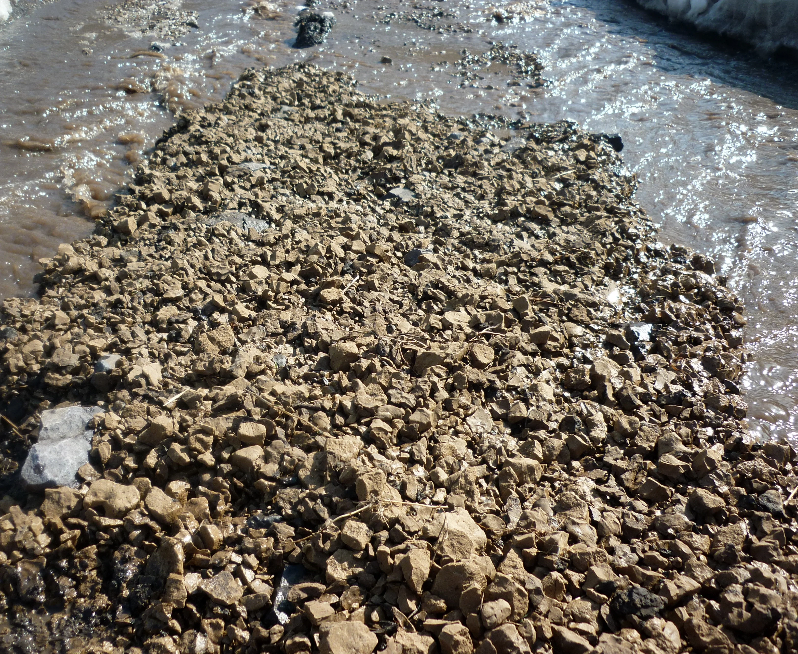 Sorting of soil particles during snowmelt erosion