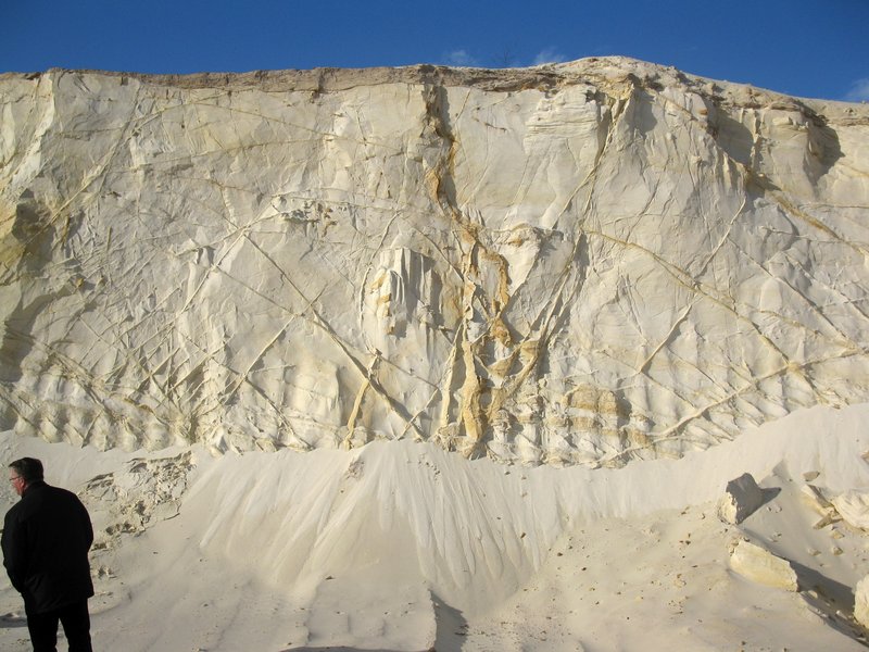 Faults in Quartz Sands