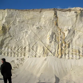 Faults in Quartz Sands