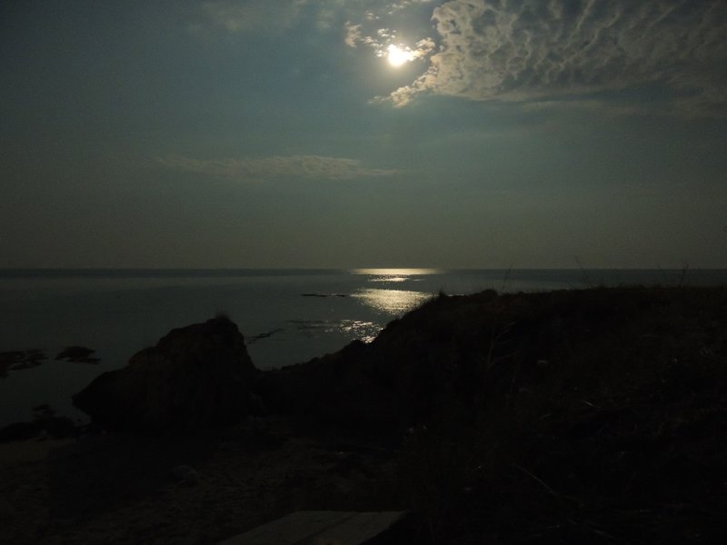 August full moon by the sea