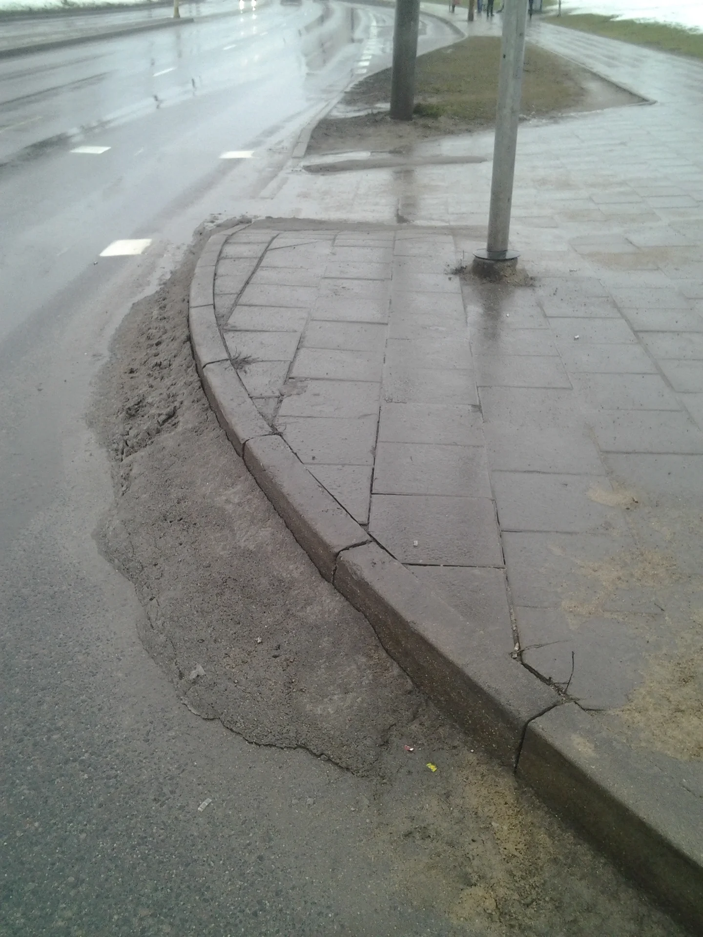 Snow melt deposits in Vilnius