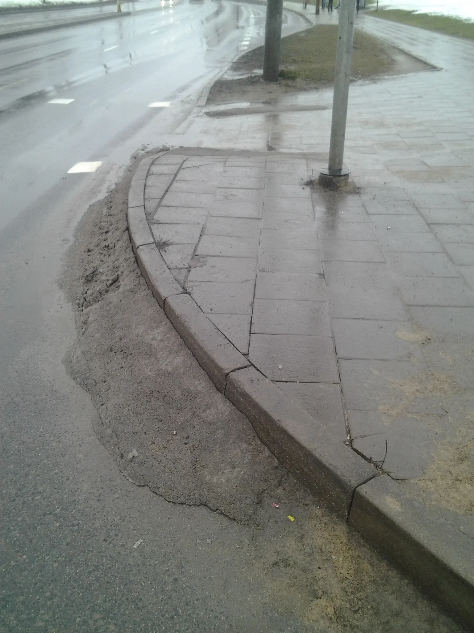 Snow melt deposits in Vilnius