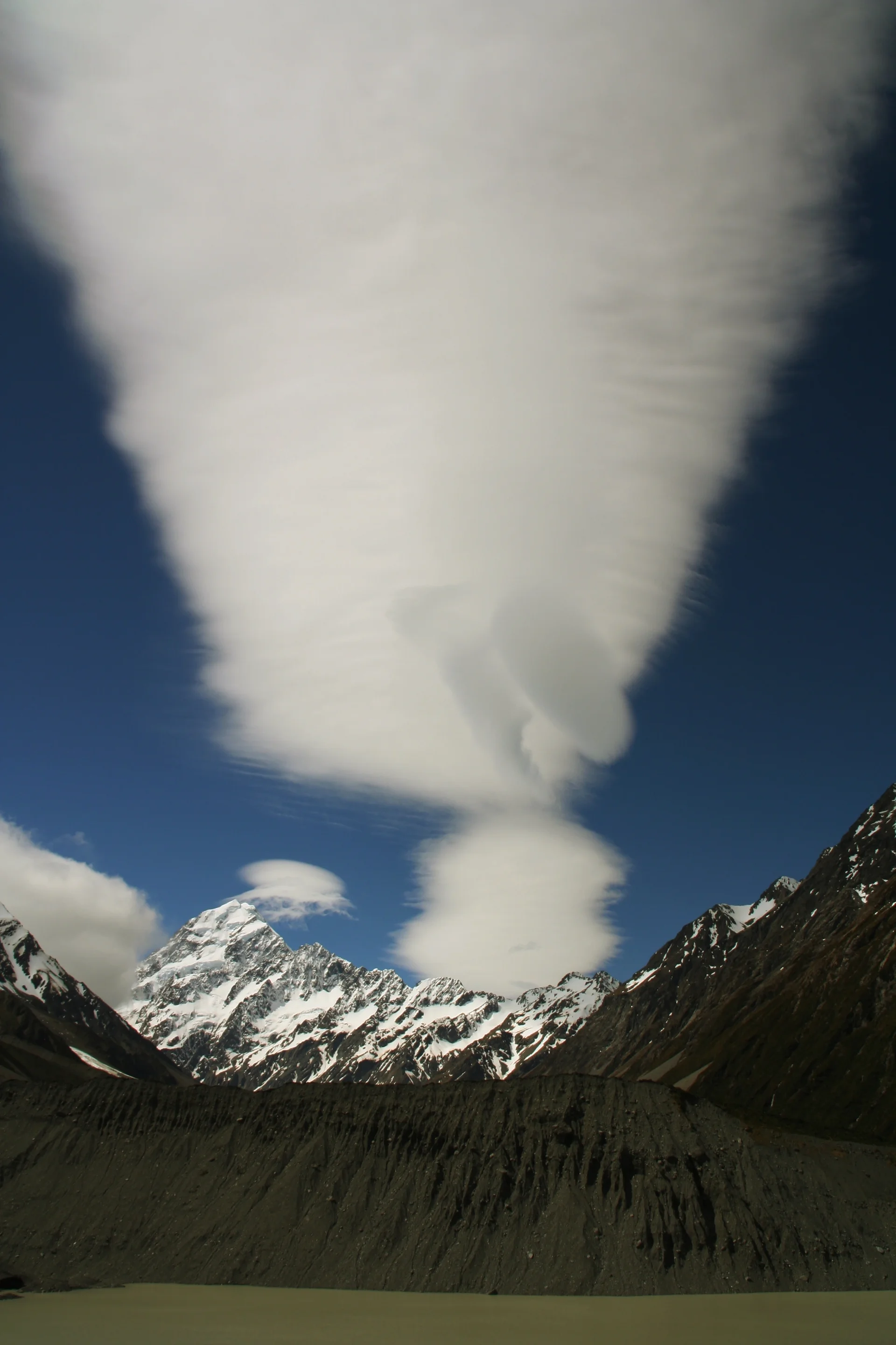 Foehn clouds over Aoraki/Mt.Cook