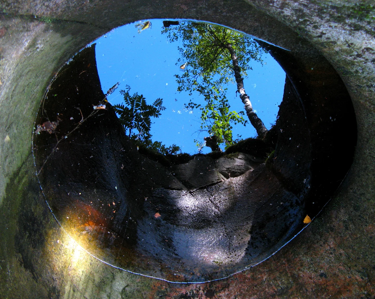 The world seen through a pothole