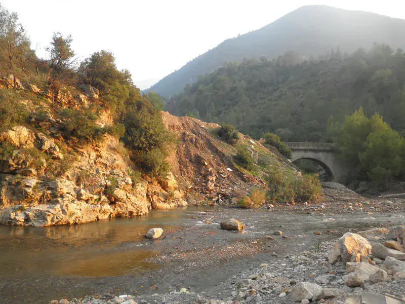 Drag rocks by hammam Melouane river