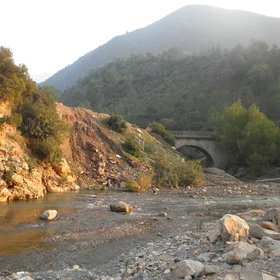 Drag rocks by hammam Melouane river