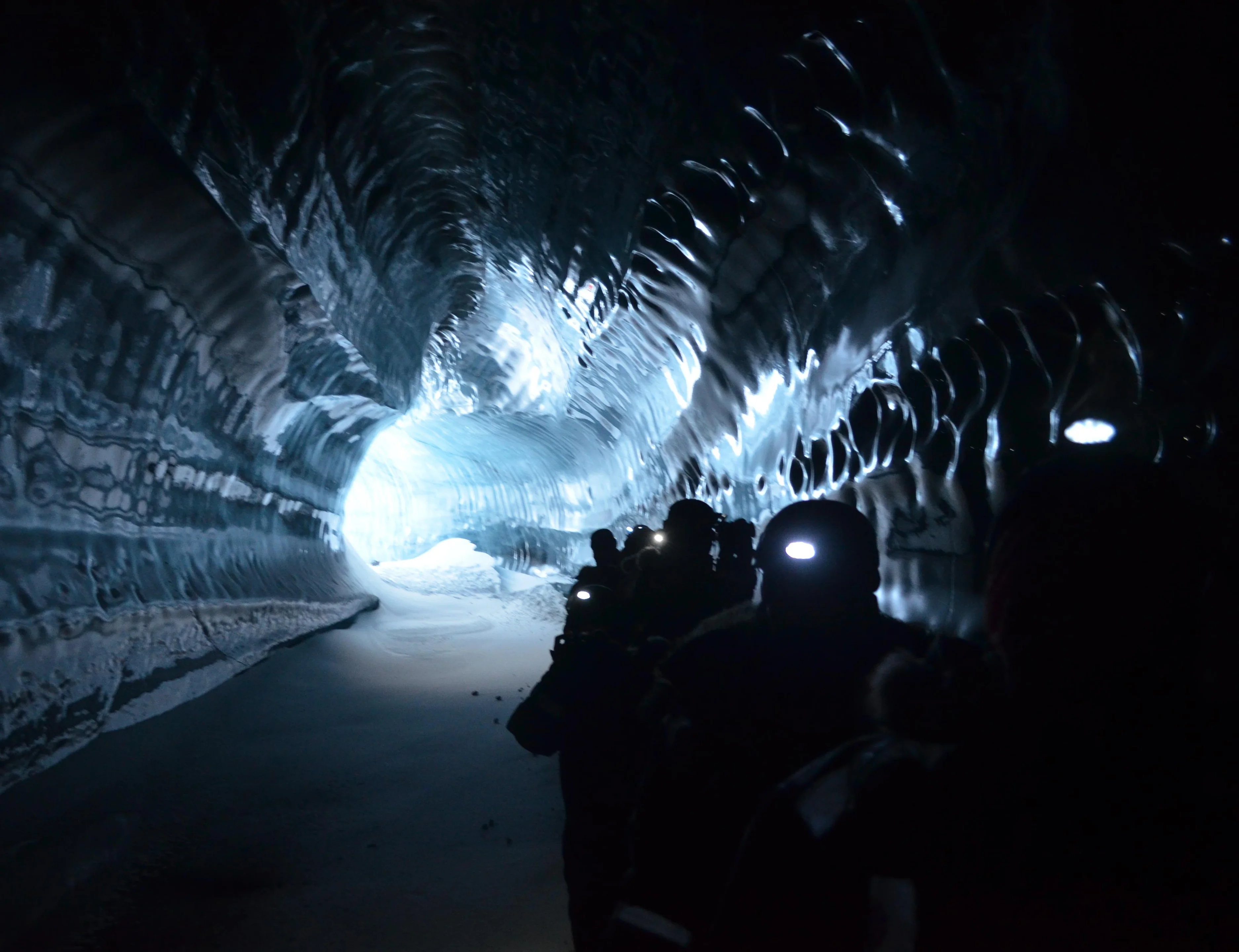 Into the dark 1: exploring englacial conduits in Svalbard