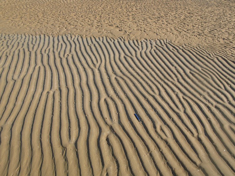 Symmetric ripple marks