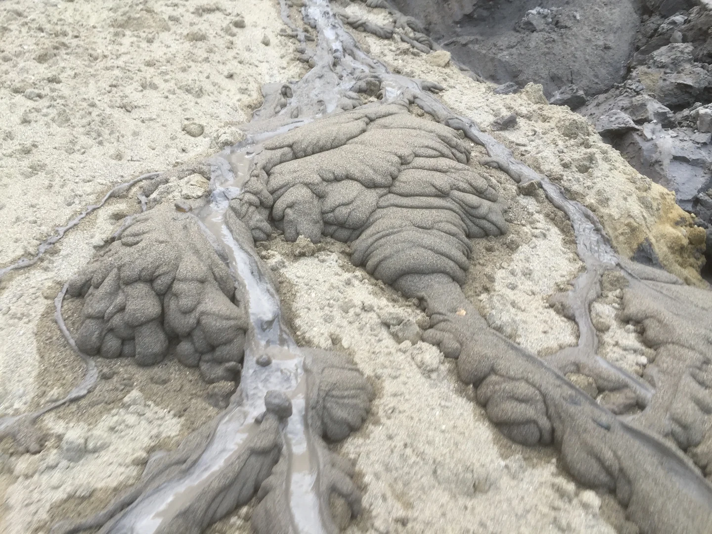 Dewatered flow features