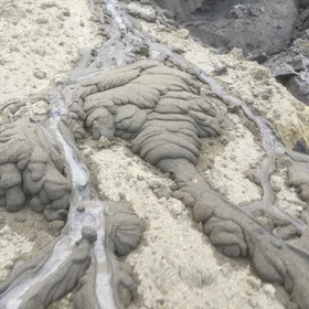 Dewatered flow features