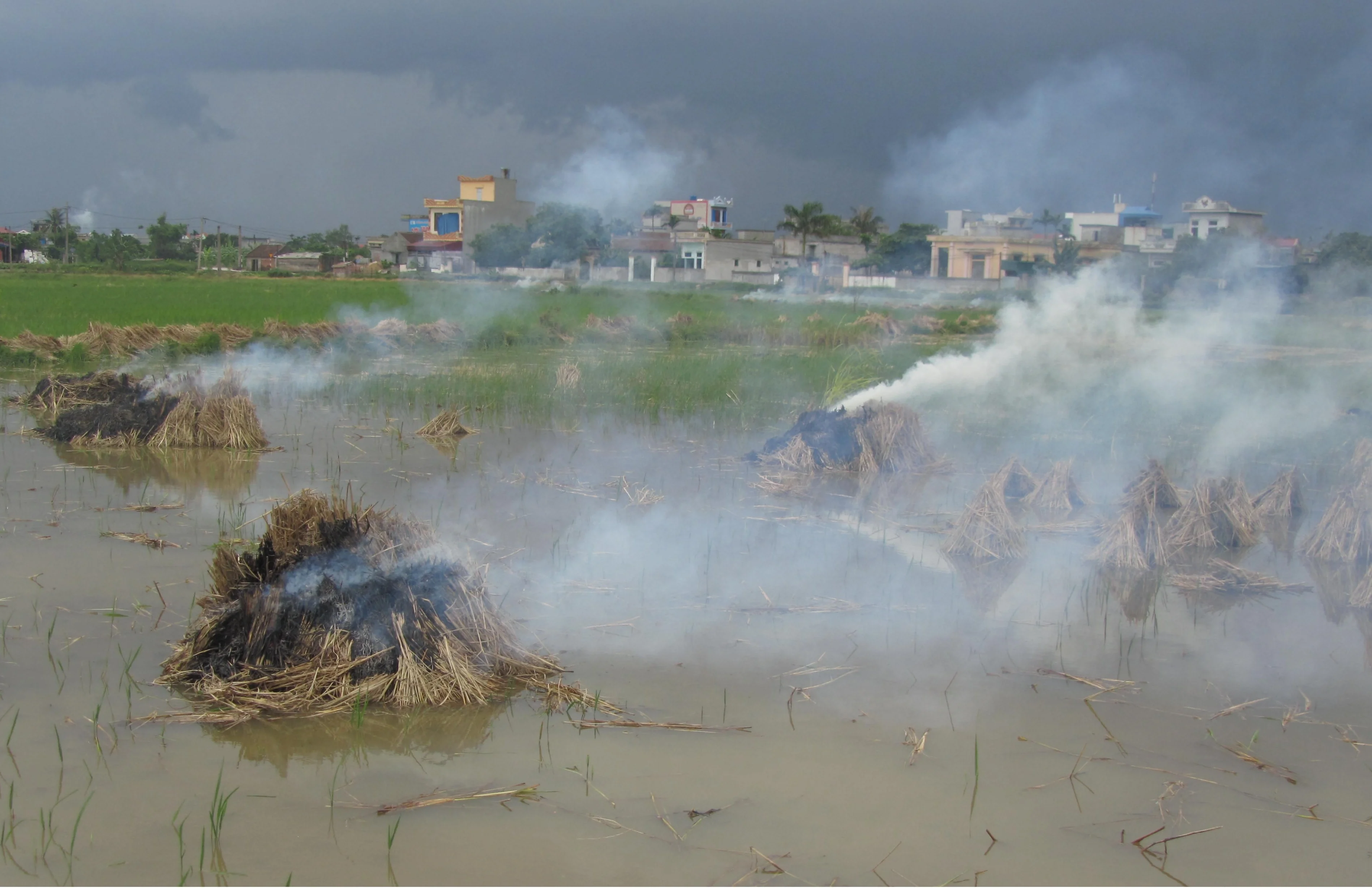 Air pollution from open burning of straw nearby residential area