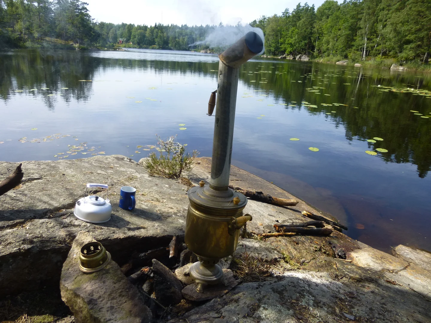 An EGU camping tip: match the tilts of your mug and the rock!