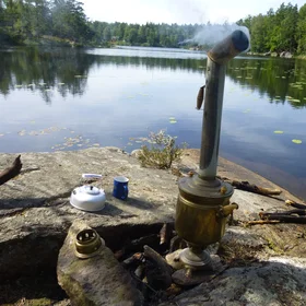 An EGU camping tip: match the tilts of your mug and the rock!