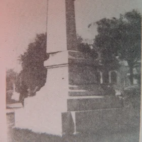 Statue rotation due to earthquake