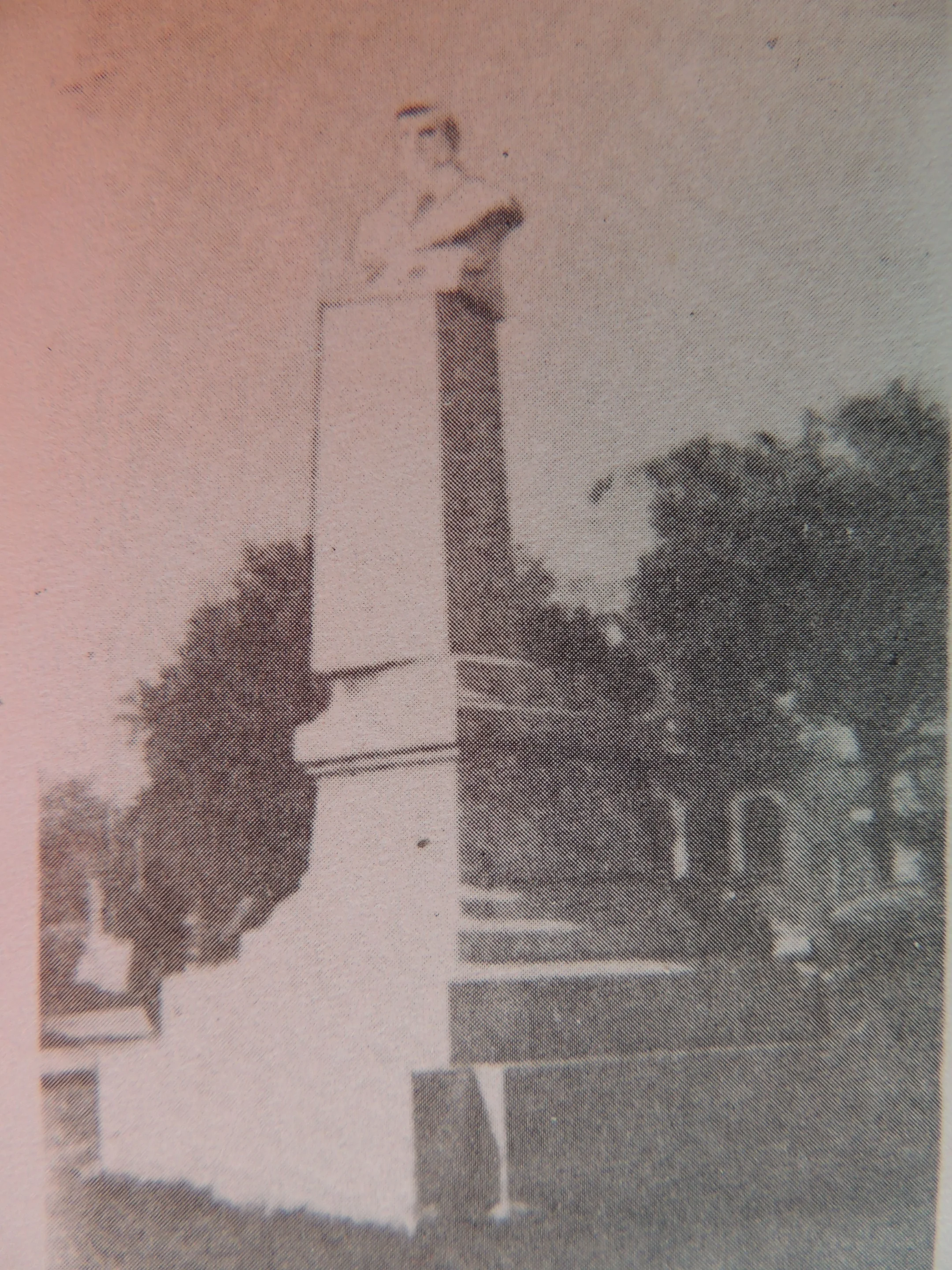 Statue rotation due to earthquake