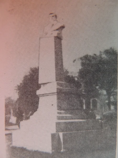 Statue rotation due to earthquake