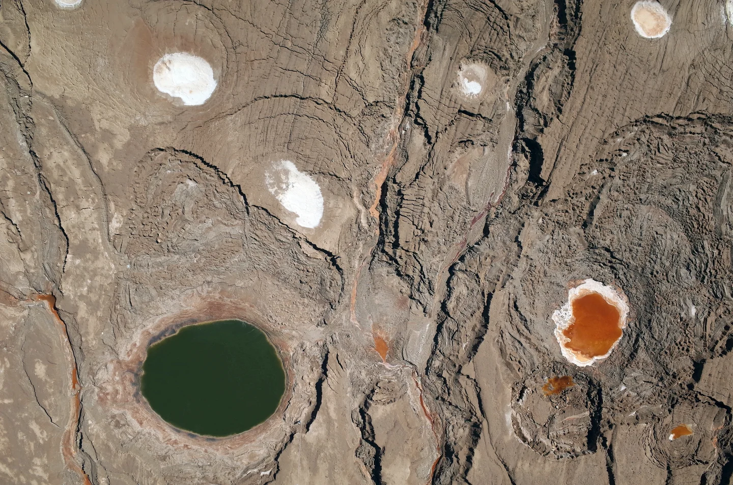 Morphology of the former Dead Sea lake-bed