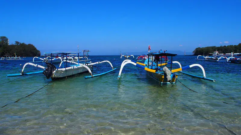Sparkling blue waters invaded by human boats