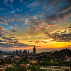 The red roofs, green trees, blue sea, azure sky, architectures form a bright and colorful picture of Qingdao.