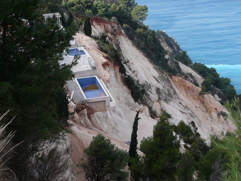 Earthquake-induced failures: Lefkada, Greece 2015 event
