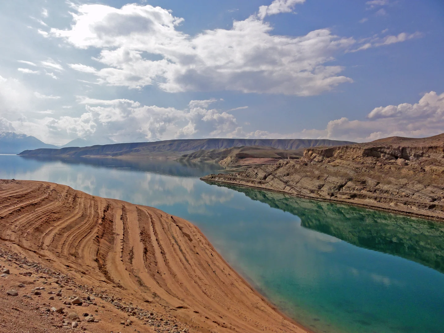 Lake level changes overprinting geology