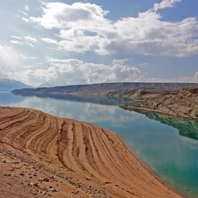 Lake level changes overprinting geology