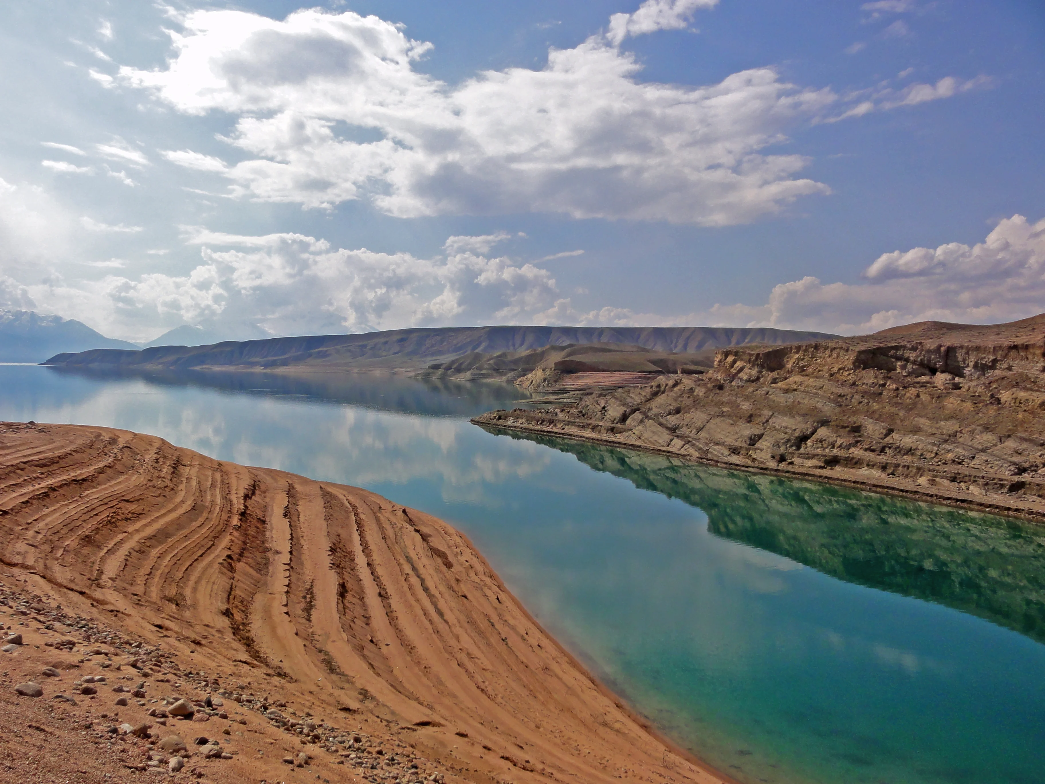 Lake level changes overprinting geology