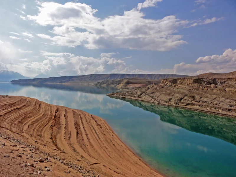 Lake level changes overprinting geology