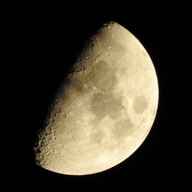 Increasing Moon – seen from Hamburg