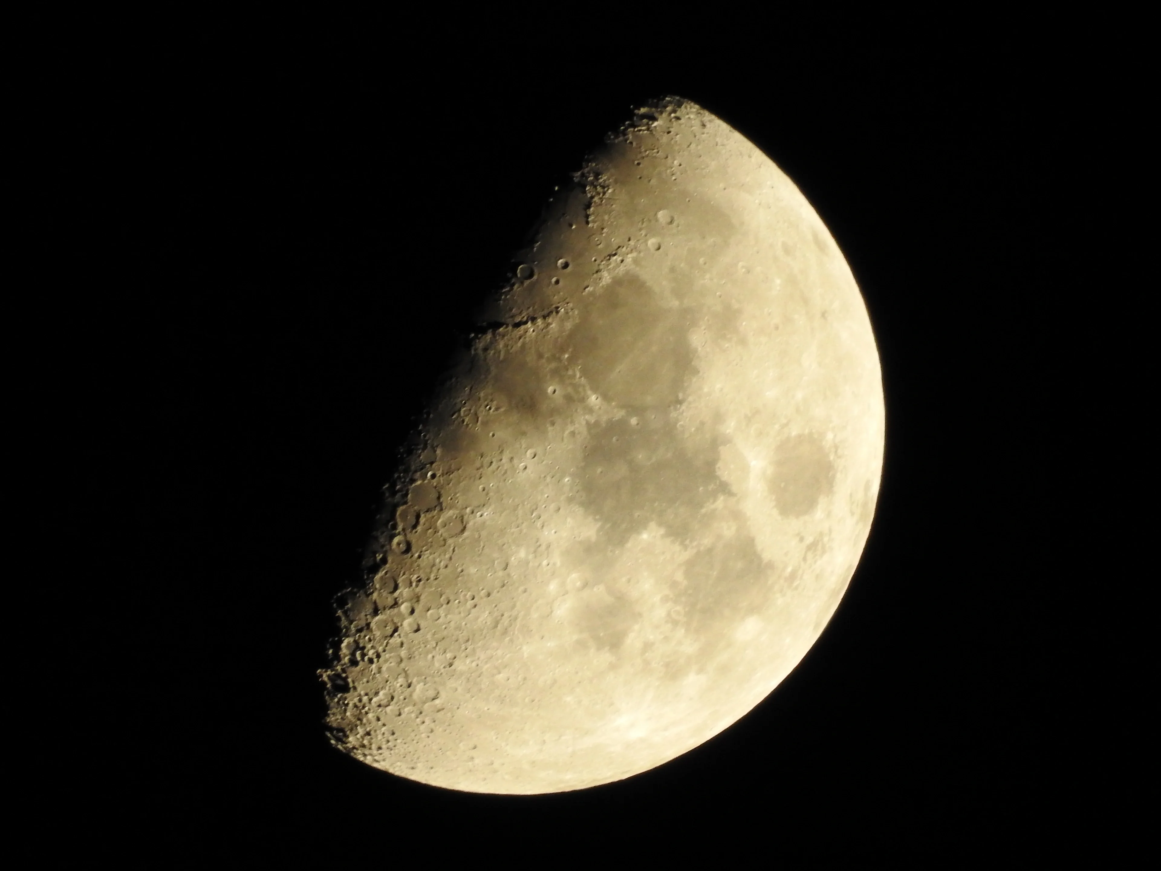 Increasing Moon – seen from Hamburg