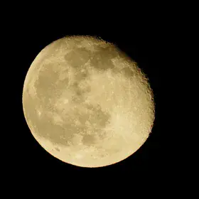 Decreasing Moon - seen from Hamburg
