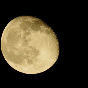 Decreasing Moon - seen from Hamburg