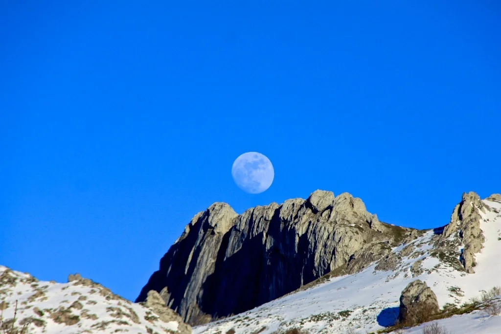 Full Moon in Daylight