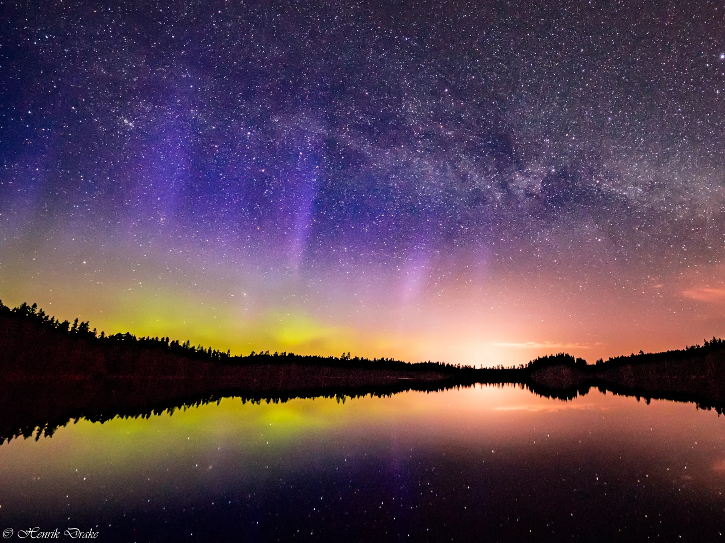 Milky way meets Aurora Borealis