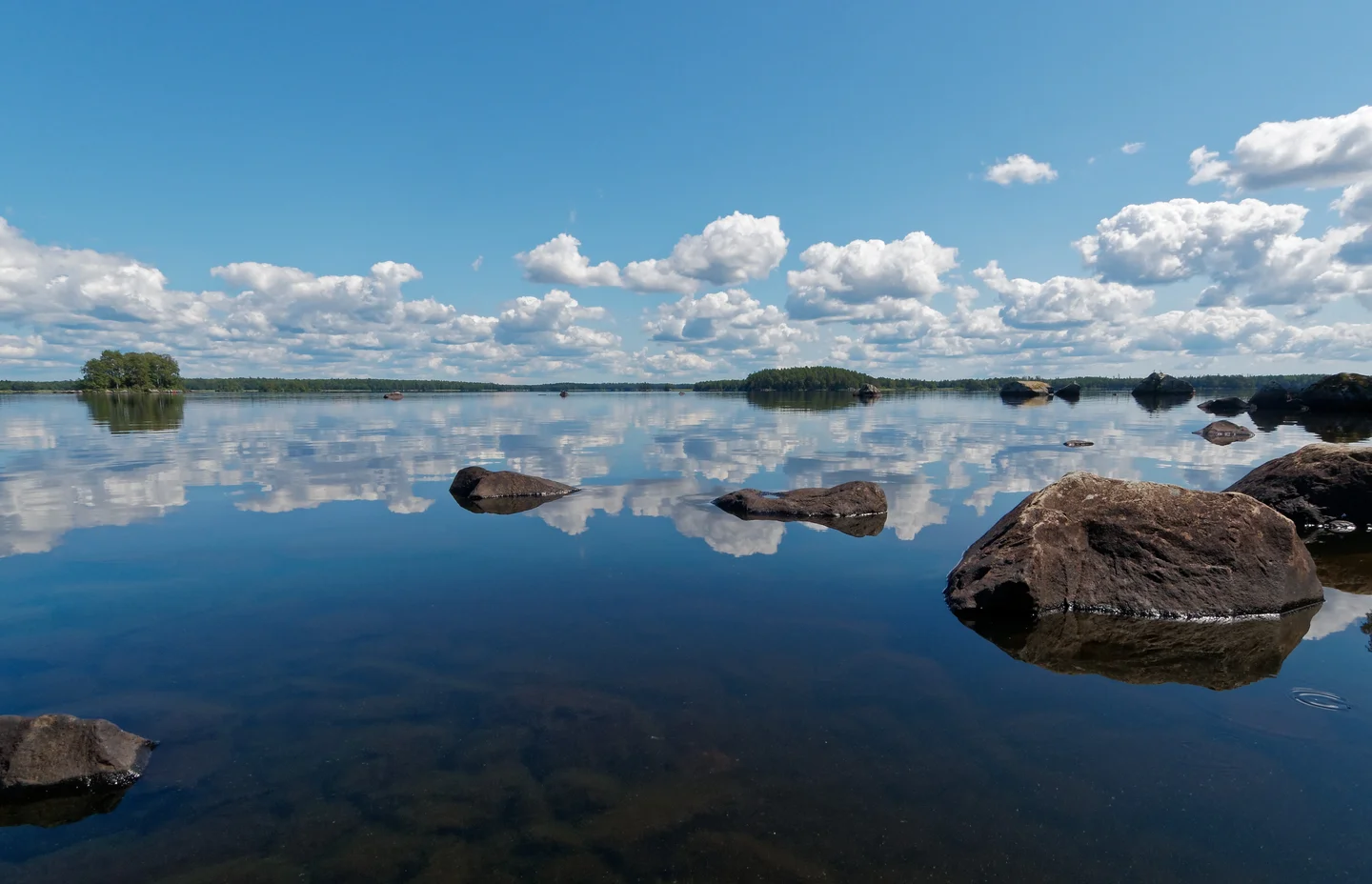 Calm water over Lake Asnen